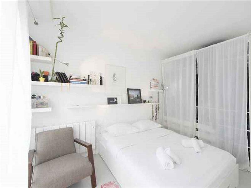 Apartment Contemporary Chic By Place De La Nation